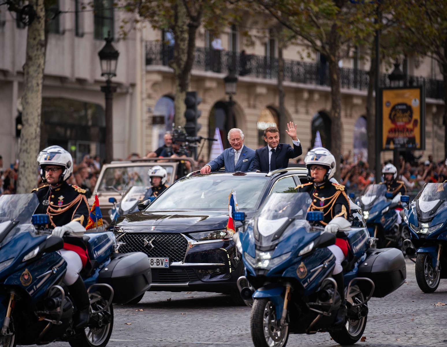Президентський DS 7 зустрічає королівську сім’ю в Парижі