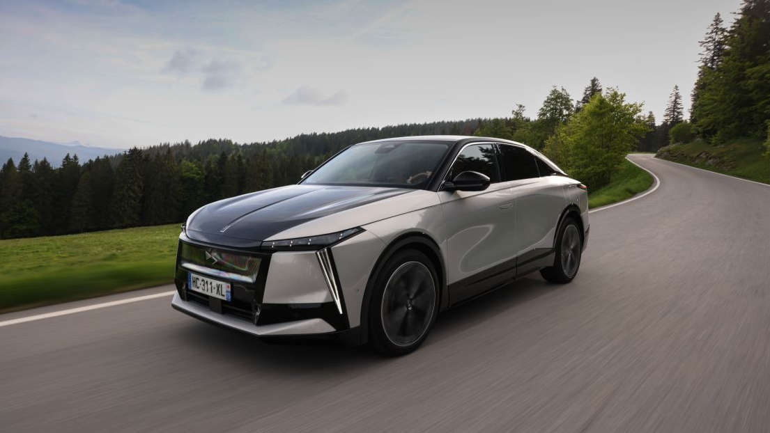 DS N°8, вигляд спереду з лівого боку