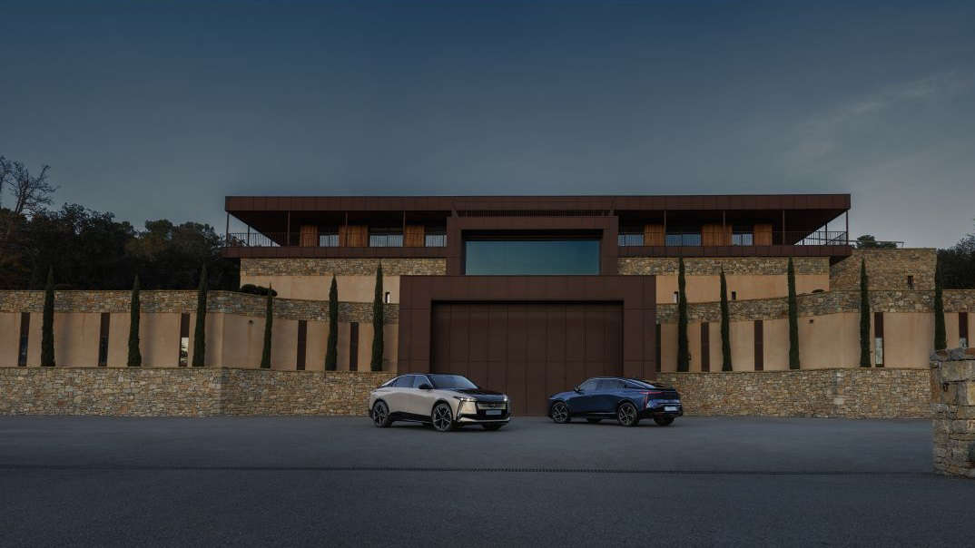 DS N°8, два автомобілі на стоянці